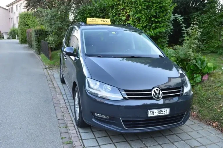 Dunkler Volkswagen mit Taxischild von Ilyas Taxi Schaffhausen