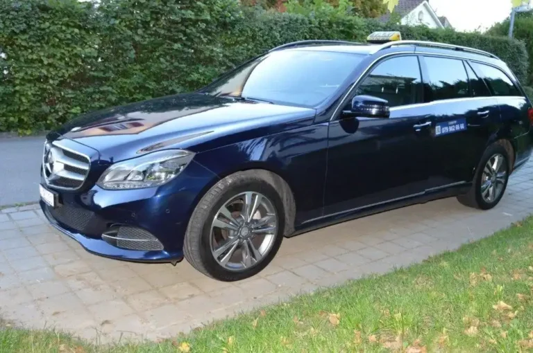 Blauer Mercedes Kombi mit Taxischild von Ilyas Taxi Schaffhausen