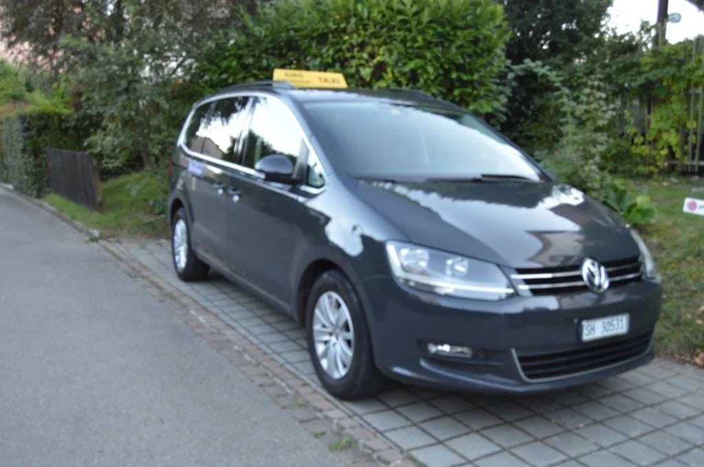 Dunkler Familienvan mit Taxischild von Ilyas Taxi Schaffhausen